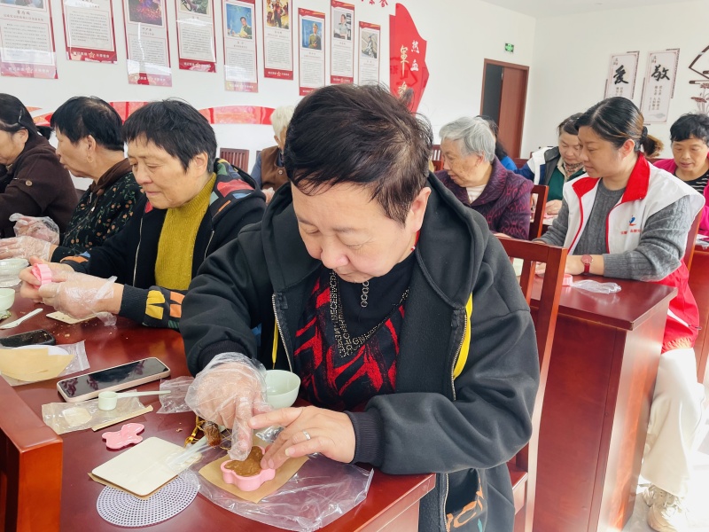 1761721657118509.jpg 2025.10.23我们的节日·重阳“颐身之道 顺时而养”秋季养生活动5_副本.jpg